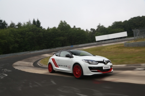 Video: Talented Biker Battles Megane RS on the Nurburgring