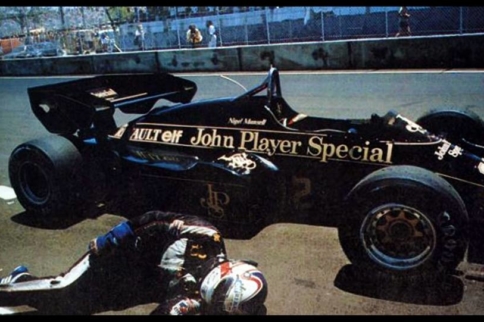 Video: F1 Legend Pushes Car, Faints