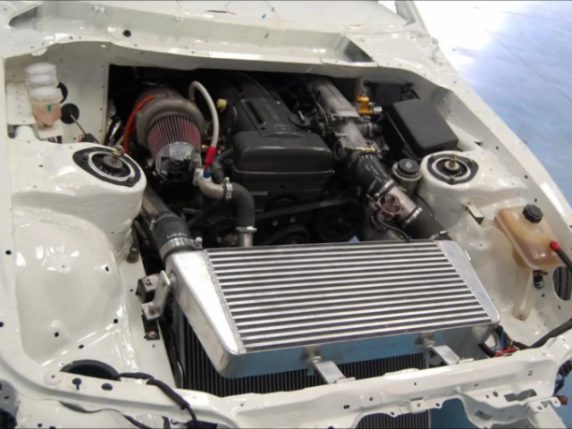 With everything compacted towards the center of the car, the layout of this bay is reminiscent of Mazda's RX-7 - arguably Japan's best handling car.