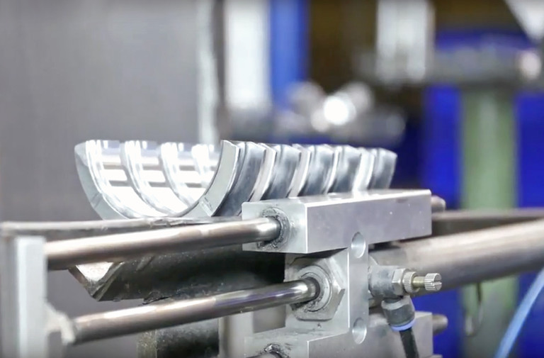 Video: Lug Vs. Lugless Bearings With King Engine Bearings
