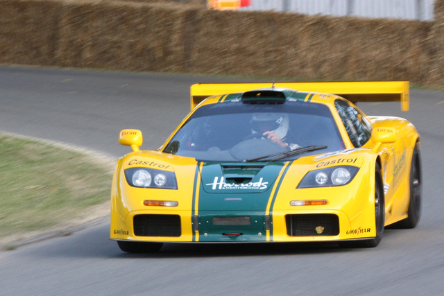 https://upload.wikimedia.org/wikipedia/commons/6/67/1995_McLaren-BMW_F1_GTR_-_Flickr_-_exfordy.jpg