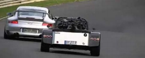Video: Heated Battle: Porsche GT2 and Caterham R500 at the 'Ring