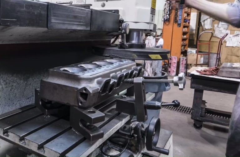 Video: Rebuilding The 331 Chrysler Hemi Engine In Five Minutes