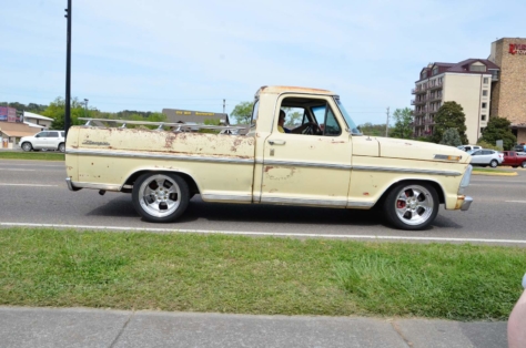 fords-take-over-the-strip-at-the-pigeon-forge-rod-run-2018-04-24_00-00-29_885619