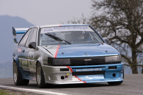 Video: Two Hillclimbing AE86 Corollas Scream to 9,000 RPM!