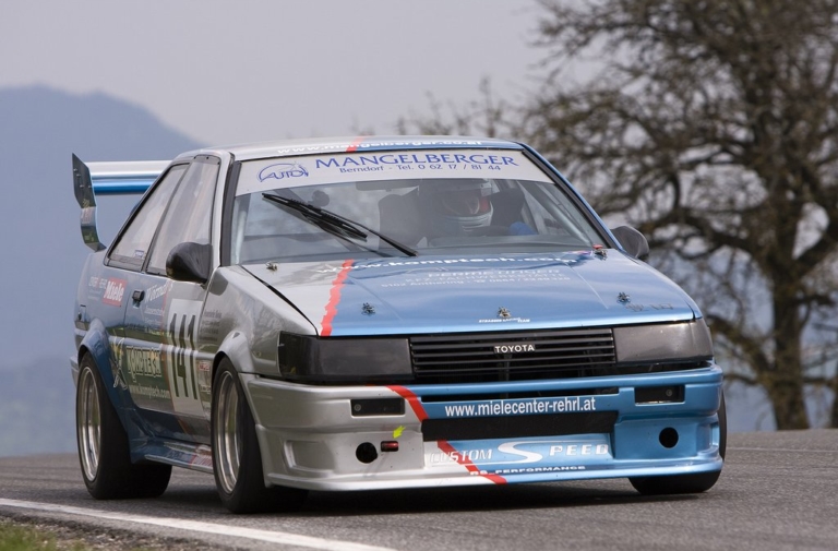 Video: Two Hillclimbing AE86 Corollas Scream to 9,000 RPM!