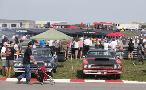 4th-annual-roadkill-nights-sees-street-legal-drag-racing-on-woodward-2018-08-14_22-57-39_302783