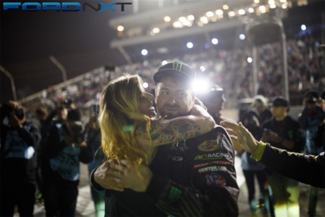 vaughn-gittin-jr-slides-to-victory-at-the-formula-drift-finals-2018-10-22_01-05-58_732851