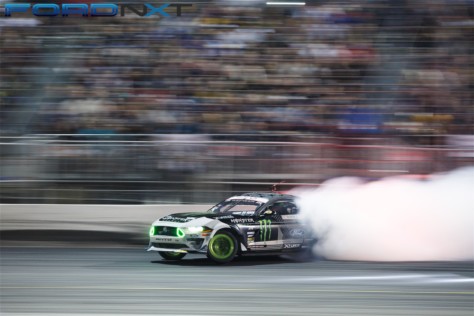 vaughn-gittin-jr-slides-to-victory-at-the-formula-drift-finals-2018-10-22_01-07-38_791524