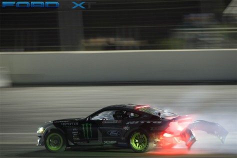 vaughn-gittin-jr-slides-to-victory-at-the-formula-drift-finals-2018-10-22_01-08-46_792327