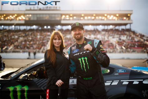 vaughn-gittin-jr-slides-to-victory-at-the-formula-drift-finals-2018-10-22_01-09-11_944311