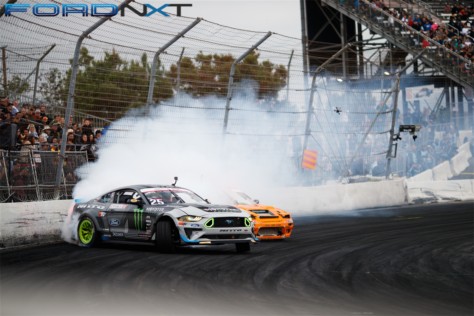 vaughn-gittin-jr-slides-to-victory-at-the-formula-drift-finals-2018-10-22_01-10-06_891597