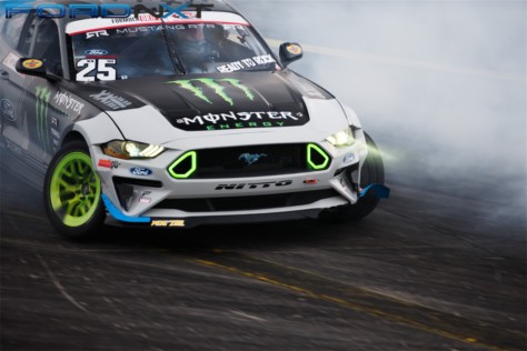 vaughn-gittin-jr-slides-to-victory-at-the-formula-drift-finals-2018-10-22_01-10-44_534182