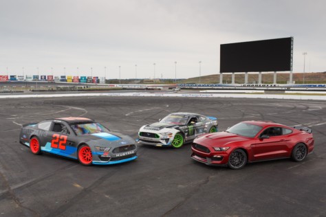logano-gittin-welcome-the-nascar-mustang-with-a-big-smoky-drift-2018-12-13_23-44-12_533093