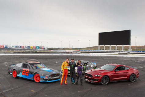 logano-gittin-welcome-the-nascar-mustang-with-a-big-smoky-drift-2018-12-13_23-44-21_305464