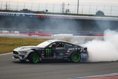 logano-gittin-welcome-the-nascar-mustang-with-a-big-smoky-drift-2018-12-13_23-44-30_318203
