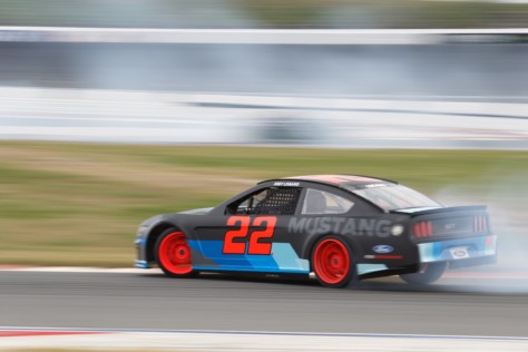 logano-gittin-welcome-the-nascar-mustang-with-a-big-smoky-drift-2018-12-13_23-44-40_422501