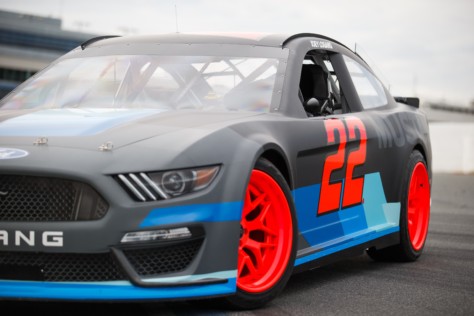 logano-gittin-welcome-the-nascar-mustang-with-a-big-smoky-drift-2018-12-13_23-44-51_327748