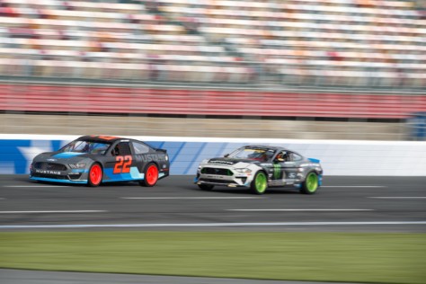 logano-gittin-welcome-the-nascar-mustang-with-a-big-smoky-drift-2018-12-13_23-45-01_440535
