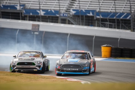 logano-gittin-welcome-the-nascar-mustang-with-a-big-smoky-drift-2018-12-13_23-45-11_452897