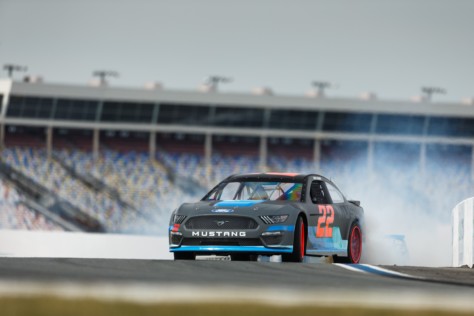 logano-gittin-welcome-the-nascar-mustang-with-a-big-smoky-drift-2018-12-13_23-45-34_836746