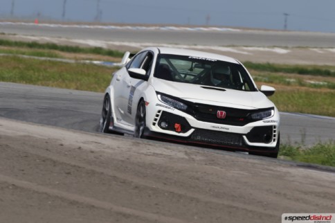 Video: Honda Civic Type R Hounds Audi R8 GT3 Around Buttonwillow