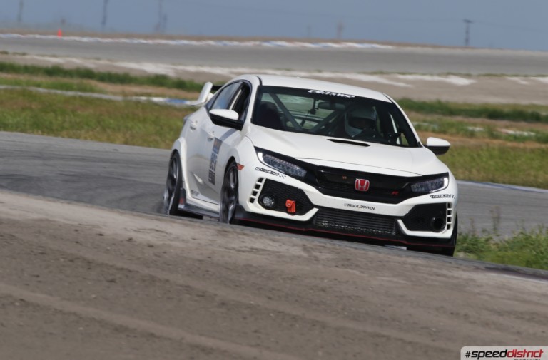 Video: Honda Civic Type R Hounds Audi R8 GT3 Around Buttonwillow