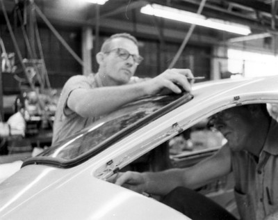 corvette-chronicles-the-hand-built-split-window-coupe-corvettes-2019-12-03_19-49-04_912655