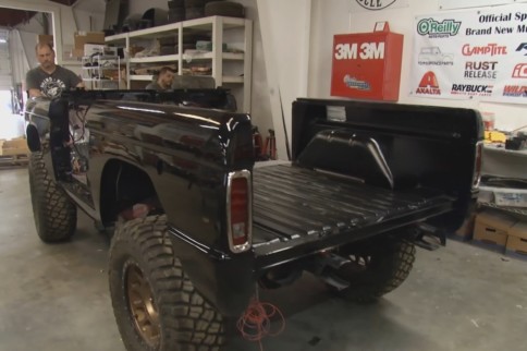 Silver Sport Transmission Tremec TR-4050 5-Speed In A 1st Gen Bronco
