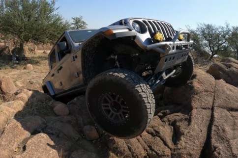 Video: 2020 Jeep Gladiator Off-Roading Adventure Ends with JK Rescue