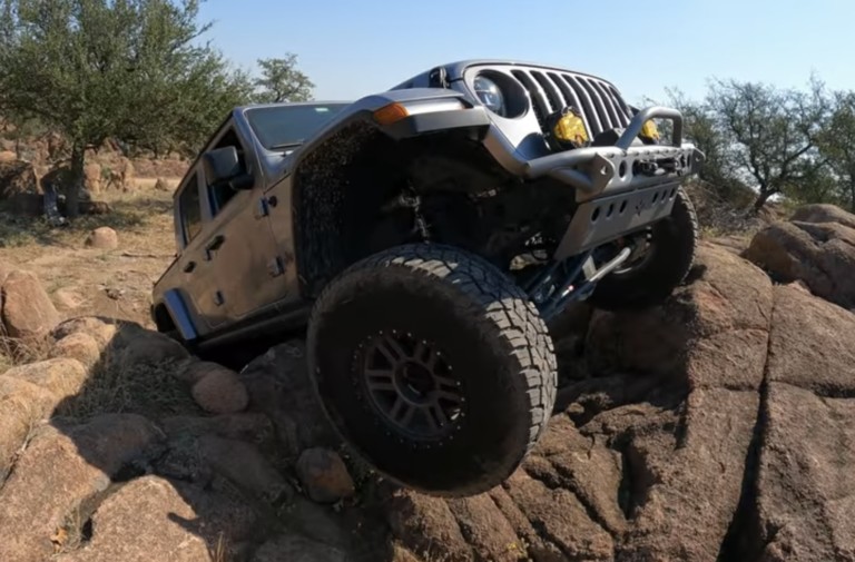 Video: 2020 Jeep Gladiator Off-Roading Adventure Ends with JK Rescue