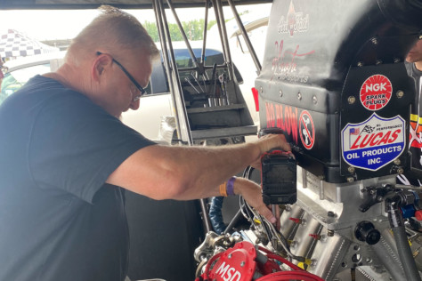 behind-the-scenes-what-it-takes-to-race-an-afuel-dragster-2021-01-22_13-37-58_206758