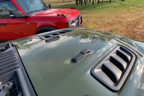 comparison-ford-bronco-badlands-sasquatch-amp-jeep-wrangler-rubicon-2021-07-02_17-32-17_498828