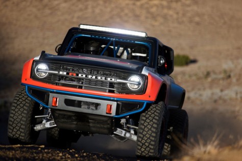 ford-performance-unleashes-400hp-v8-powered-bronco-desert-racer-2021-11-01_21-03-29_404812