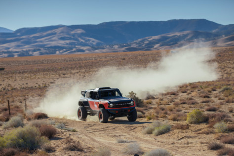 ford-performance-unleashes-400hp-v8-powered-bronco-desert-racer-2021-11-01_21-04-00_837647