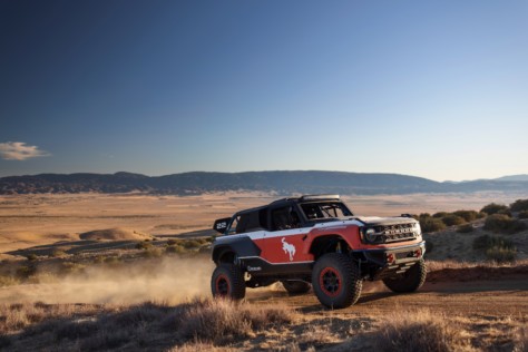 ford-performance-unleashes-400hp-v8-powered-bronco-desert-racer-2021-11-01_21-04-12_259960