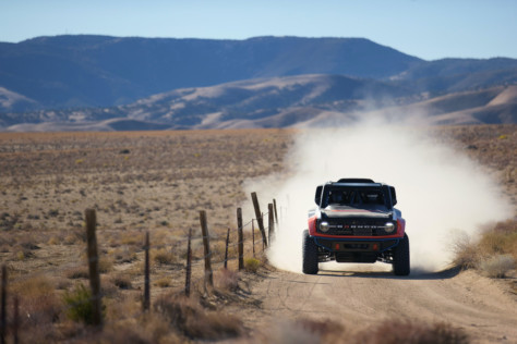 ford-performance-unleashes-400hp-v8-powered-bronco-desert-racer-2021-11-01_21-04-48_908887