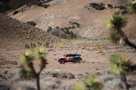 ford-performance-unleashes-400hp-v8-powered-bronco-desert-racer-2021-11-01_21-05-00_414158
