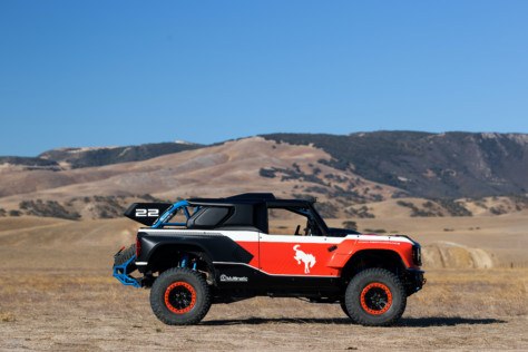 ford-performance-unleashes-400hp-v8-powered-bronco-desert-racer-2021-11-01_21-05-22_959504