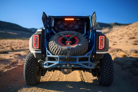 ford-performance-unleashes-400hp-v8-powered-bronco-desert-racer-2021-11-01_21-05-33_671400
