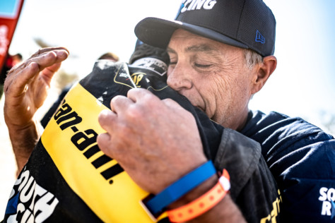 american-off-road-racer-aj-jones-wins-dakar-rally-in-can-am-utv-2022-01-14_15-49-59_152704