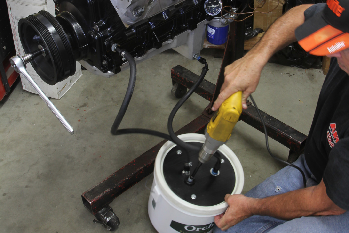 Priming oil pump