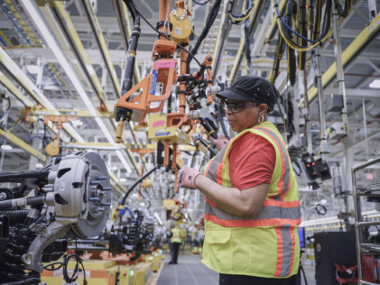 ford-launches-f-150-lightning-in-livestream-at-revamped-rouge-plant-2022-04-26_11-53-46_813896