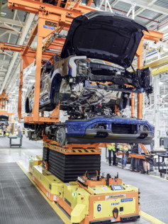 ford-launches-f-150-lightning-in-livestream-at-revamped-rouge-plant-2022-04-26_11-54-03_218694