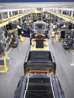 ford-launches-f-150-lightning-in-livestream-at-revamped-rouge-plant-2022-04-26_11-54-46_143221
