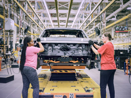 ford-launches-f-150-lightning-in-livestream-at-revamped-rouge-plant-2022-04-26_11-55-02_099690