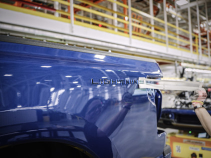 ford-launches-f-150-lightning-in-livestream-at-revamped-rouge-plant-2022-04-26_11-55-07_122530