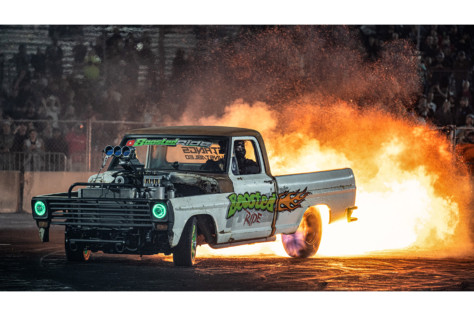 cleetus-mcfarland-and-bristol-1000-features-stadium-super-trucks-2022-08-30_19-14-44_024470