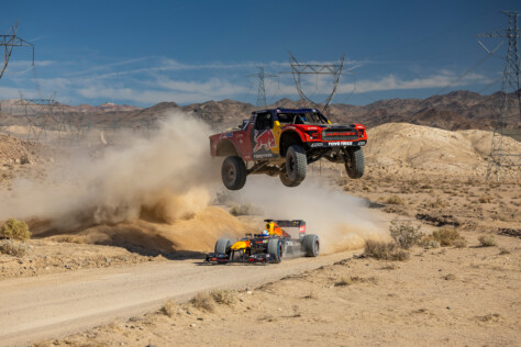 red-bull-racing-gets-lit-ahead-of-las-vegas-grand-prix-with-menzies-2023-08-16_11-06-17_697724