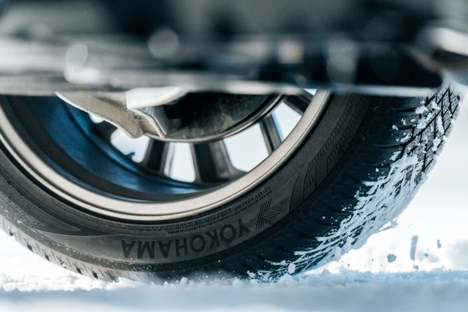 20-inch Yokohama BluEarth Winter V905 tires